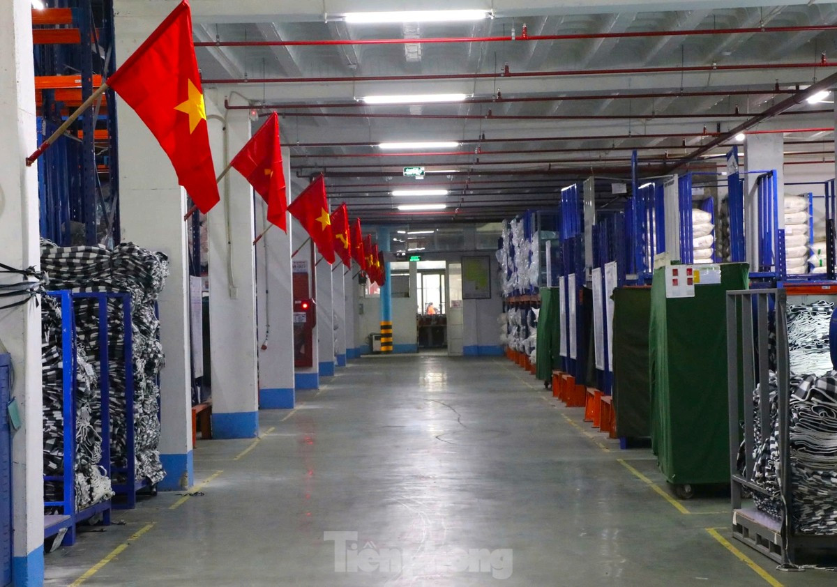 Những ngày qua, nhiều doanh nghiệp tại Nghệ An nhân dịp Lễ kỷ niệm ngày Quốc khánh 2/9 đã treo cờ Tổ quốc và khuyến khích người lao động mặc áo cờ đỏ sao vàng.