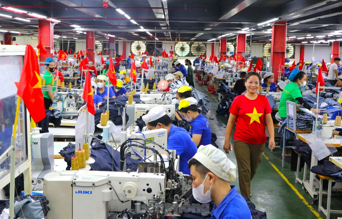 Tại một công ty may mặc (Khu công nghiệp Bắc Vinh, thành phố Vinh, Nghệ An) hai ngày qua trong khuôn viên công ty và khu xưởng may đã được cán bộ, công nhân viên treo kín những lá cờ Tổ quốc.