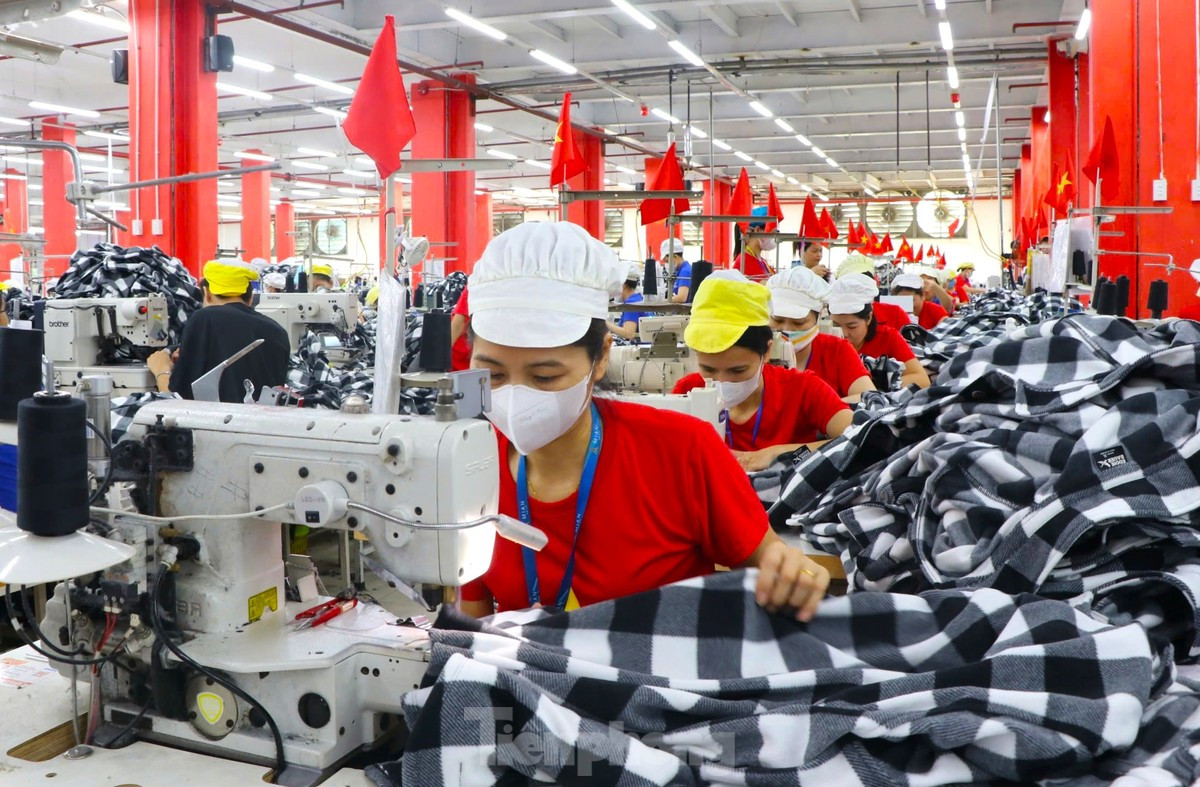 "Khi phát động phong trào, chúng tôi đều hưởng ứng mặc áo cờ đỏ sao vàng để chào mừng ngày lễ Quốc khánh, tự hào khi khoác lên mình chiếc áo cờ đỏ sao vàng”, chị Thái Thị Thoa chia sẻ.