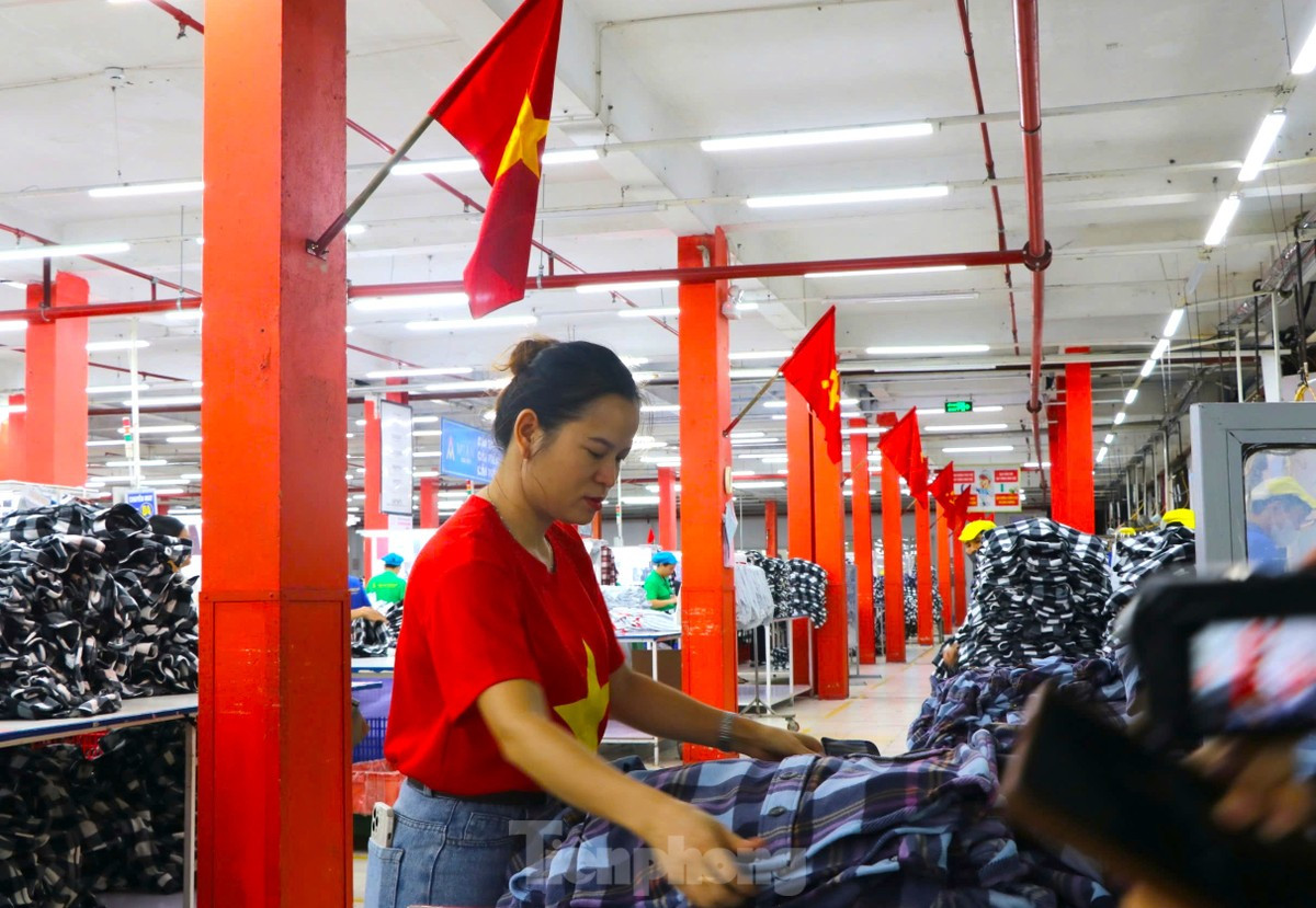 “Đến công ty làm việc thấy rợp một màu đỏ của cờ Tổ quốc bay phấp phới trong lòng lại háo hức, tinh thần phấn chấn, vui tươi hẳn”, chị Thái Thị Thoa chia sẻ.