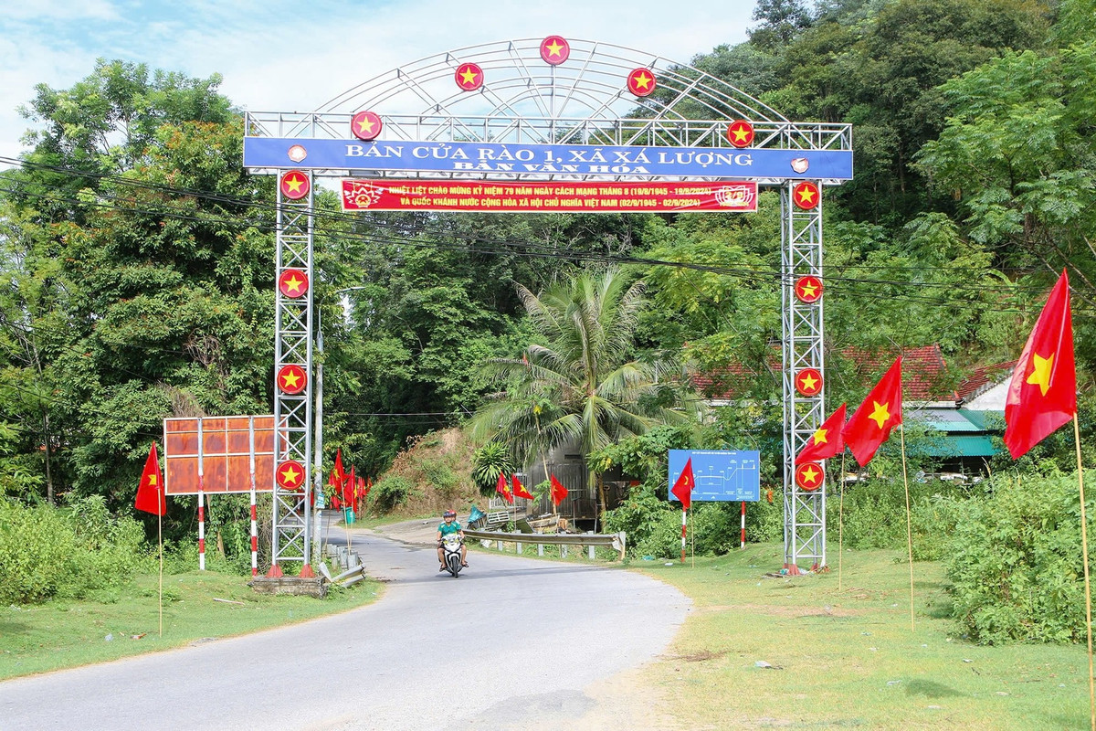 Với đồng bào các dân tộc vùng cao Nghệ An, việc treo cờ Tổ quốc, cờ Đảng, băng rôn, khẩu hiệu vào dịp Quốc khánh 2/9 từ lâu đã trở thành nét văn hóa, thể hiện tình yêu quê hương, đất nước. Để mừng Tết Độc lập 2/9, những ngày này, đồng bào các dân tộc ở Tương Dương (Nghệ An) đã bắt đầu trang hoàng trên các con đường chính của xã bằng những lá cờ Tổ quốc đỏ thắm.