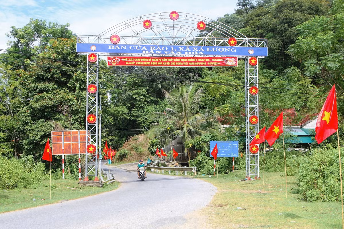 Với đồng bào các dân tộc vùng cao Nghệ An, việc treo cờ Tổ quốc, cờ Đảng, băng rôn, khẩu hiệu vào dịp Quốc khánh 2/9 từ lâu đã trở thành nét văn hóa, thể hiện tình yêu quê hương, đất nước. Để mừng Tết Độc lập 2/9, những ngày này, đồng bào các dân tộc ở Tương Dương (Nghệ An) đã bắt đầu trang hoàng trên các con đường chính của xã bằng những lá cờ Tổ quốc đỏ thắm.
