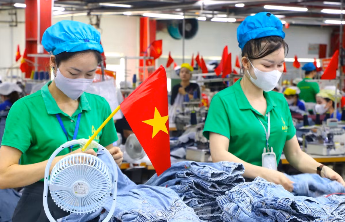 Không chỉ treo trên các cột của khu xưởng, cờ Tổ quốc còn được các công nhân cắm ngay trên từng máy may để chào mừng ngày lễ trọng đại của đất nước.