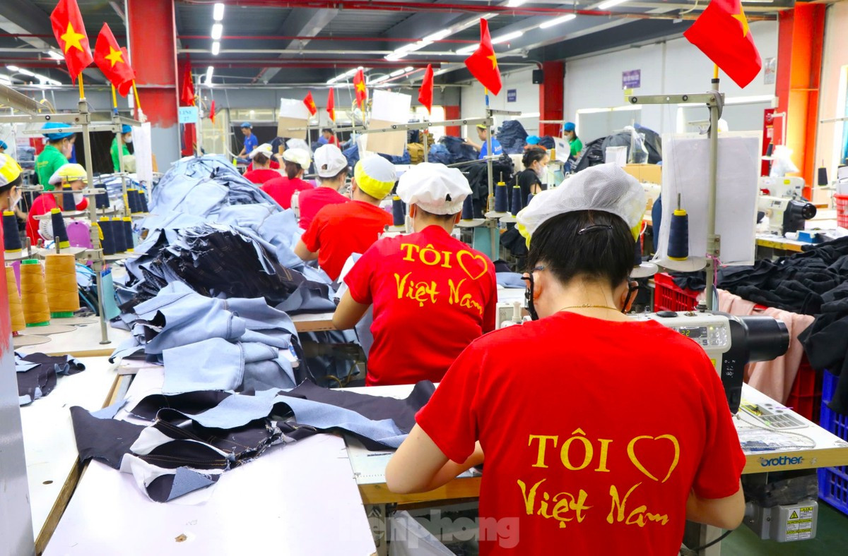 Thông điệp Tôi yêu Việt Nam được thể hiện ngay trên mặt sau của những chiếc áo cờ đỏ sao vàng.