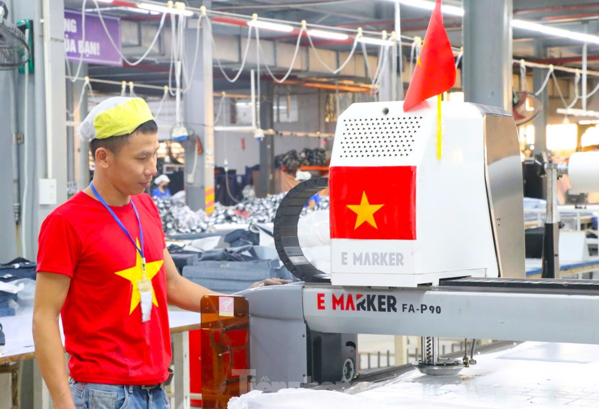 Anh Phan Đình Tài - chủ tịch công đoàn một công ty may - cho biết việc treo cờ Tổ quốc và mặc áo đỏ sao vàng được người lao động trong công ty thực hiện nhiệt tình. "Qua hoạt động này, chúng tôi mong muốn sẽ bồi đắp thêm tinh thần yêu nước, tự hào dân tộc. Từ đó tạo không khí thi đua lao động sản xuất, nâng cao đời sống tinh thần và thu nhập cho người lao động của công ty", anh Tài chia sẻ.