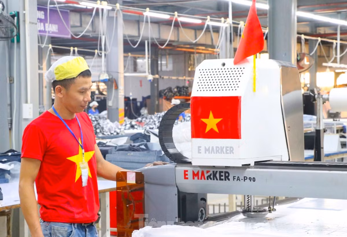 Anh Phan Đình Tài - chủ tịch công đoàn một công ty may - cho biết việc treo cờ Tổ quốc và mặc áo đỏ sao vàng được người lao động trong công ty thực hiện nhiệt tình. "Qua hoạt động này, chúng tôi mong muốn sẽ bồi đắp thêm tinh thần yêu nước, tự hào dân tộc. Từ đó tạo không khí thi đua lao động sản xuất, nâng cao đời sống tinh thần và thu nhập cho người lao động của công ty", anh Tài chia sẻ.