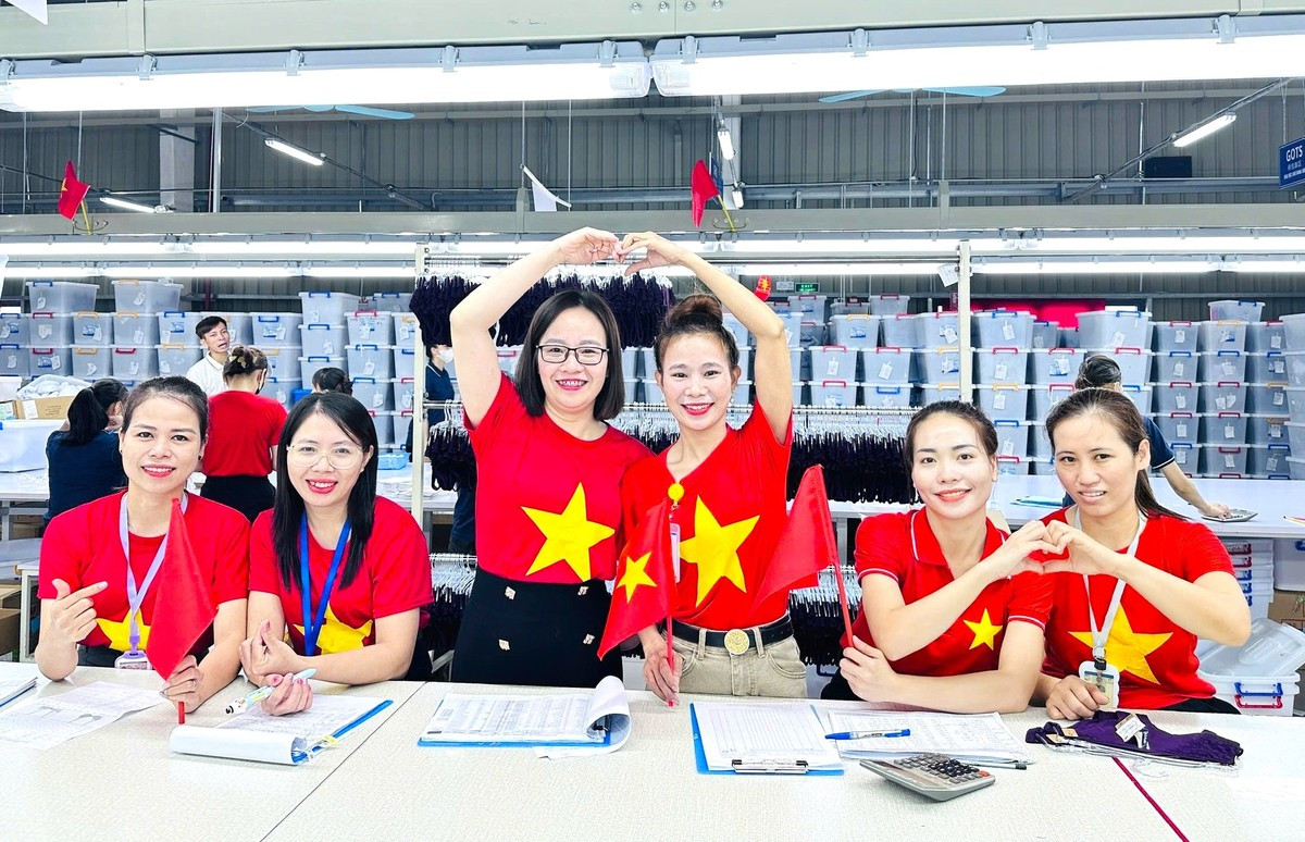 Những cán bộ, công nhân tạo dáng, chụp hình lưu giữ khoảnh khắc đẹp cùng những chiếc áo cờ đỏ sao vàng dịp lễ trọng đại của đất nước.