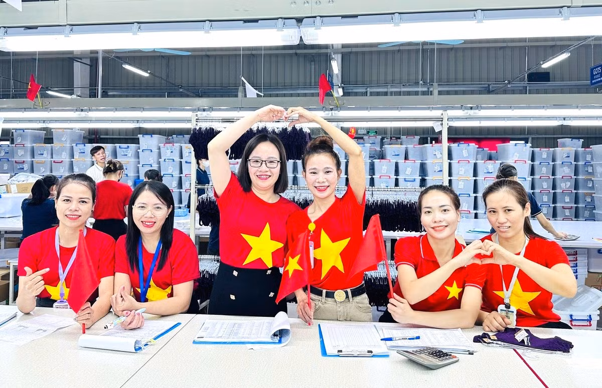 Những cán bộ, công nhân tạo dáng, chụp hình lưu giữ khoảnh khắc đẹp cùng những chiếc áo cờ đỏ sao vàng dịp lễ trọng đại của đất nước.