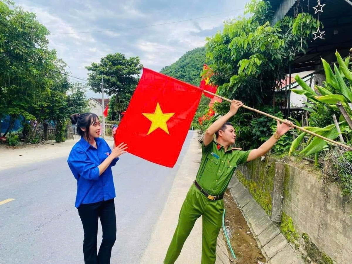 Nhiều đoàn viên, thanh niên vùng cao Nghệ An treo cờ Đảng, cờ Tổ quốc dọc các tuyến đường
