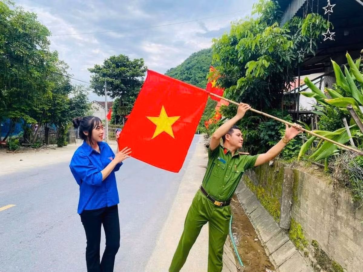 Nhiều đoàn viên, thanh niên vùng cao Nghệ An treo cờ Đảng, cờ Tổ quốc dọc các tuyến đường