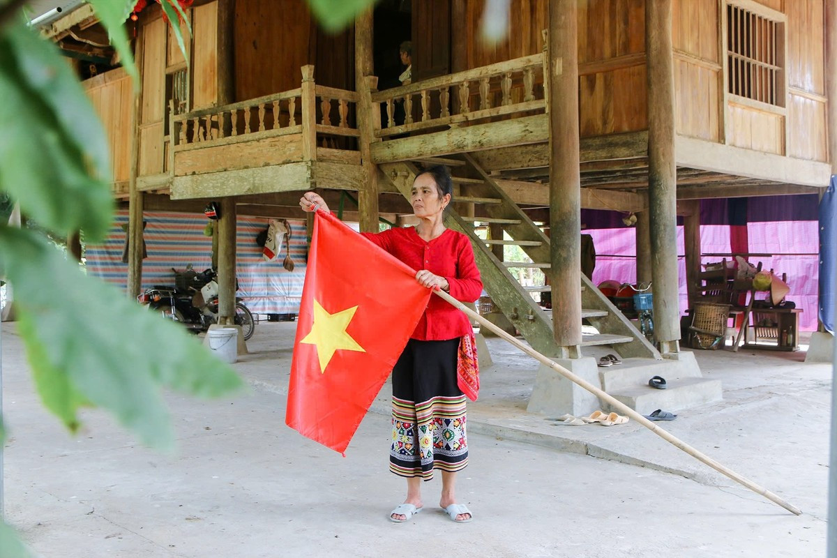 Cũng như nhiều người dân ở các làng bản trên địa bàn huyện Tương Dương, gia đình bà Lô Thị Lan (ở bản Chắn, thị trấn Thạch Giám) cũng chủ động treo cờ Tổ quốc mừng ngày Tết Độc lập. “Ngày nay, được sống trong hòa bình và độc lập chính là nhờ cha ông trước đây đã anh dũng hy sinh để bảo vệ Tổ quốc. Tôi thấy treo cờ Tổ quốc vào dịp Quốc khánh là một cách thể hiện tình cảm, sự biết ơn và sự trân trọng công lao trời biển đó”, bà Lan chia sẻ.