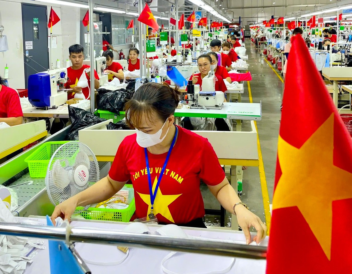 Cả khu xưởng làm việc rợp một màu cờ Tổ quốc.