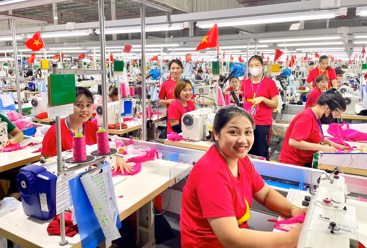 Phó Chủ tịch công đoàn Khu kinh tế Đông Nam Nghệ An Trần Thị Nguyệt chia sẻ: "Công đoàn Khu kinh tế Đông Nam đã chỉ đạo các công đoàn cơ sở tổ chức những hoạt động hướng về ngày lễ Quốc khánh 2/9. Thông qua các hoạt động thiết thực này sẽ bồi đắp thêm lòng yêu nước, tinh thần tự hào dân tộc, khơi dậy tinh thần đoàn kết, ý thức của cán bộ công nhân viên trong lao động sản xuất".