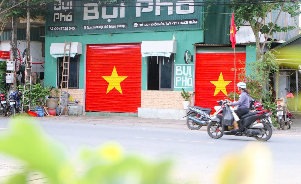 Một căn nhà của hộ dân thuộc khối Hòa Tây, thị trấn Thạch Giám (Tương Dương) vừa treo cờ, vừa trưng hình vẽ quốc kỳ trên cửa cuốn, thể hiện tình yêu nước, lòng tự tôn dân tộc để mừng ngày Quốc khánh.