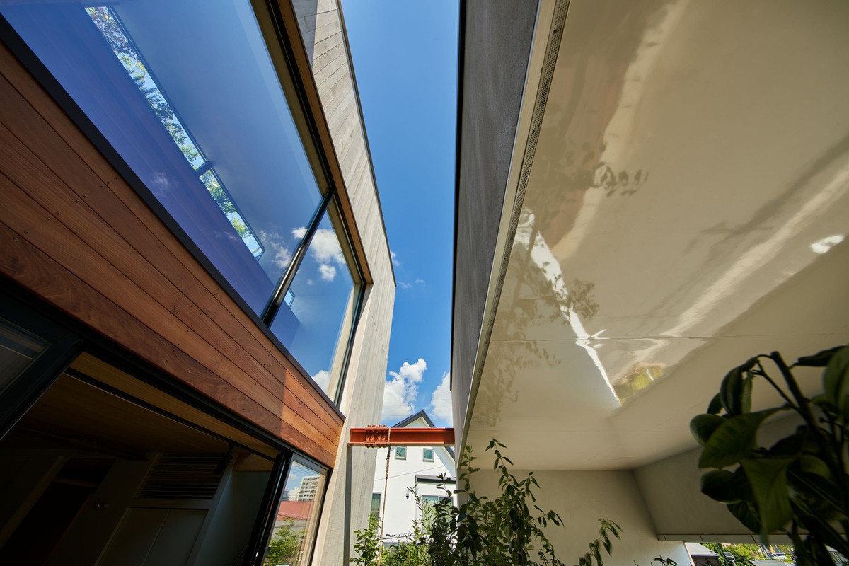 Cả mặt bằng lẫn mặt cắt, các sân thượng và phòng nội thất được bố trí xen kẽ, tạo ra một môi trường xanh mát gợi nhớ đến cảm giác sống giữa những tán cây rừng.