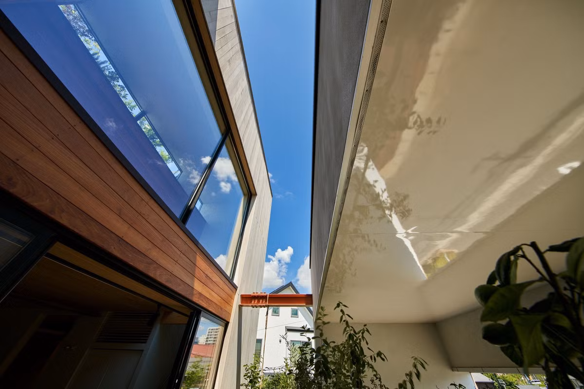 Cả mặt bằng lẫn mặt cắt, các sân thượng và phòng nội thất được bố trí xen kẽ, tạo ra một môi trường xanh mát gợi nhớ đến cảm giác sống giữa những tán cây rừng.