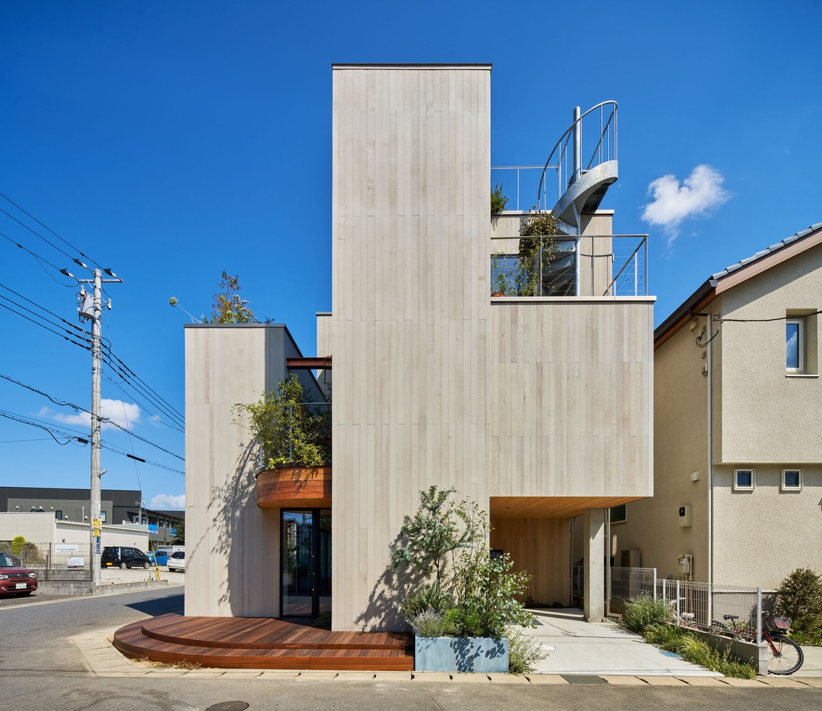 Các vật liệu, yếu tố kiến trúc và cao độ sàn được xử lý liên tục, làm mềm đi ranh giới giữa trong và ngoài trời.