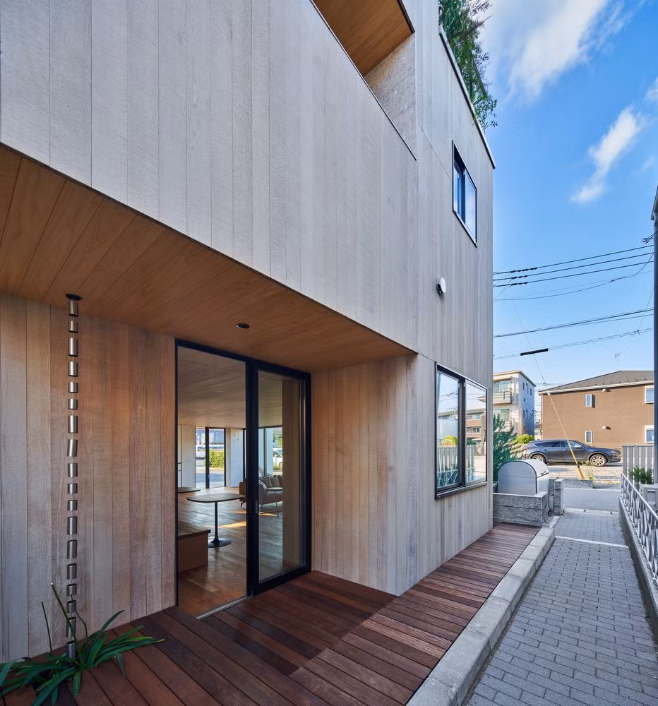 Kể từ khi toà nhà này hoàn thành, nơi đây đã trở thành nơi tổ chức nhiều sự kiện đa dạng như quán cà phê, các buổi thuyết giảng, hội thảo và chiếu phim - những hoạt động này đã tạo ra nhiều mạng lưới kết nối và bắt đầu ảnh hưởng tích cực đến các cư dân khác trong khu phố. Nhiều người mong muốn có được không gian tầng trệt như ngôi nhà này.