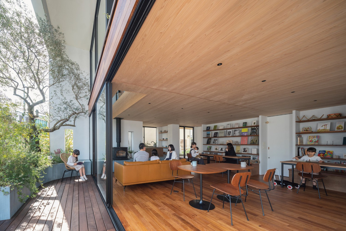 Sự kết nối liền mạch giúp con người xích lại gần nhau hơn, cả về không gian và xã hội. Trong khu vực này, một "mạng lưới chia sẻ cây xanh" do một vài hộ khởi xướng đã mở rộng thành không gian cho hàng chục hộ.