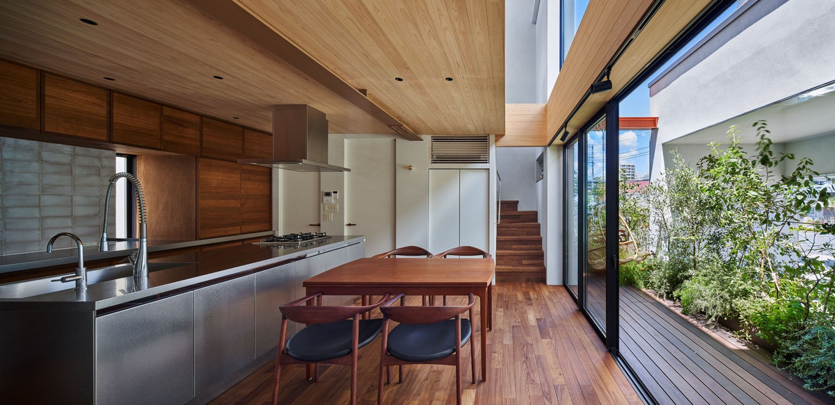 Không gian sinh hoạt dành cho gia đình vẫn được bố trí với đầy đủ công năng như phòng ăn, phòng bếp, phòng tắm, phòng ngủ và vẫn đảm bảo sự riêng tư cho gia chủ.