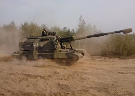 2S19 Msta-S hành tiến.