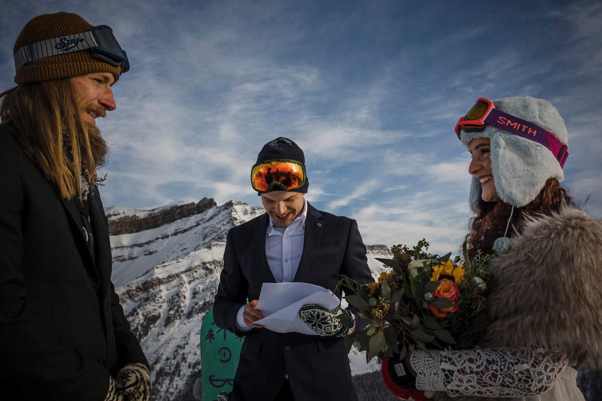 Doi tre lam dam cuoi o khu truot tuyet -25 do C vi dich