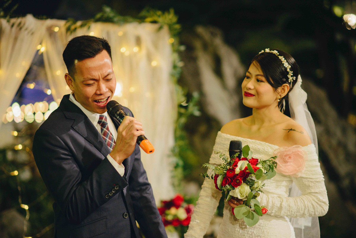 Nhiều bạn bè cũng xúm vào giúp đỡ đám cưới, song do tính cầu toàn, việc gì cô dâu cũng muốn làm nên bị mọi người trách ngược. "Nhìn mọi thứ khi lên hình đơn giản nhưng thực ra mất khá nhiều công sức và thời gian. Món nào tiết kiệm được thì mình tiết kiệm, cái gì dùng lại, mượn, được cho... thì tận dụng. Cái gì đắt đỏ quá chúng mình bỏ qua luôn. Ngày vui nhất trong đời với mình là đủ đầy tình cảm, người thân đến chứng kiến chứ không phải bỏ nhiều chi phí ra rồi vợ chồng lại quay cuồng vì lo lắng", cô dâu nói.