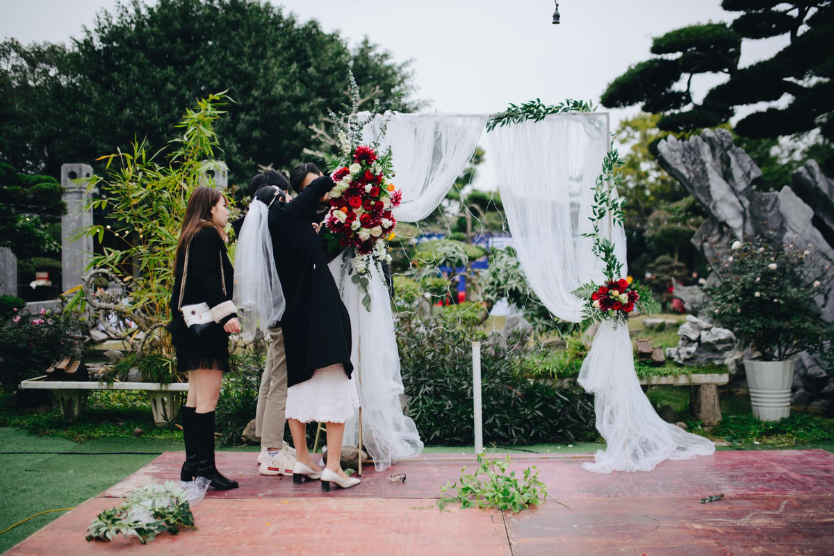 Cô dâu tiết lộ họ chỉ mất 10 triệu đồng cho bữa tiệc cưới ngoài trời. Theo đó, có 4 hạng mục Dung phải đi thuê mất khoảng 8 triệu đồng là địa điểm, đèn chiếu sáng, loa đài và bục sân khấu. Dụng cụ trang trí và các phần còn lại, đôi trẻ chỉ phải bỏ ra khoảng 2 triệu đồng.