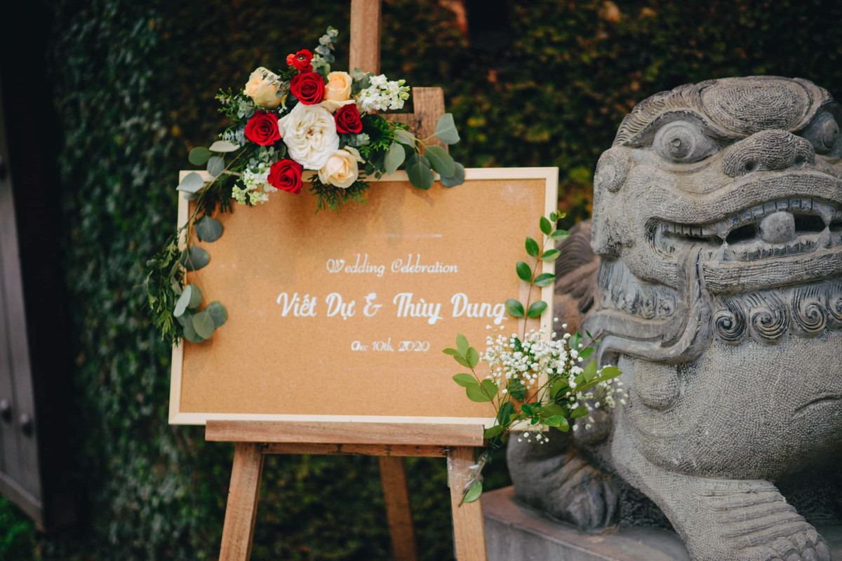 Tấm bảng tên đơn giản, song khá đẹp chỉ với 100.000 đồng do Dung đặt mua trước đó. Từng chi tiết nhỏ trong ngày trọng đại đều được đôi uyên ương gửi gắm tình cảm với mong muốn có một ngày vui đáng nhớ.