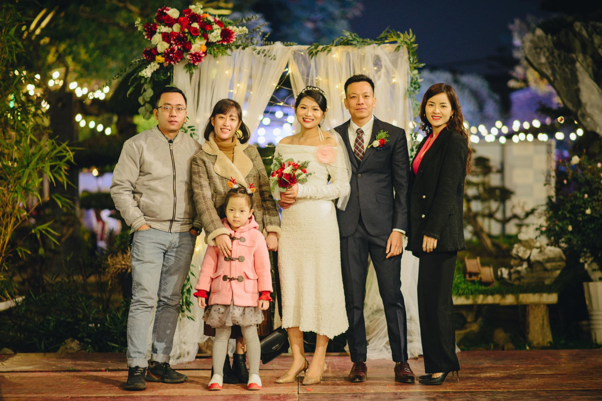 Trước khi về chung một nhà, đôi trẻ đã có 3 năm hẹn hò. Cả hai là bạn bè trước khi trở thành người yêu nên rất hiểu nhau và có nhiều điểm chung. "Ông xã mình là người trầm tính, ít nói. Mình thì hoàn toàn ngược lại, rất hoạt bát, quảng giao. Anh là người hiểu biết rất rộng, mình thích đặt câu hỏi để được nghe anh trả lời. Bọn mình đều là những người rất thực tế, đam mê công việc. Điều tuyệt vời nhất với chúng mình là được sống với niềm đam mê, tận hưởng thời gian ấm cúng, giản dị bên nhau", Thùy Dung chia sẻ.