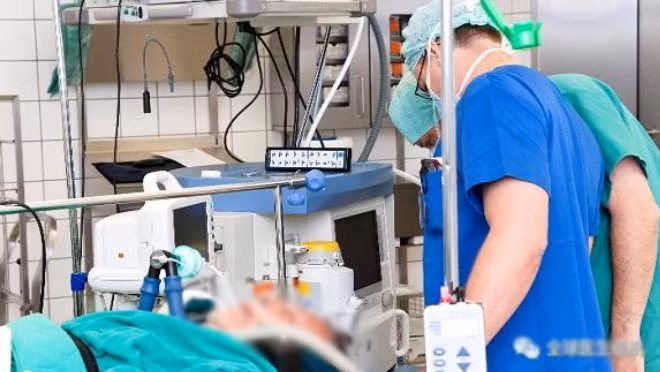 Bi nhoi mau nao, hai chan liet vinh vien chi vi 2 mon an van nguoi me