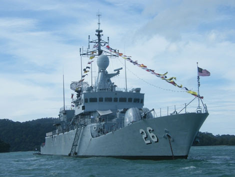 Tàu hộ vệ Kasturi được hoán cải thành tàu pháo.