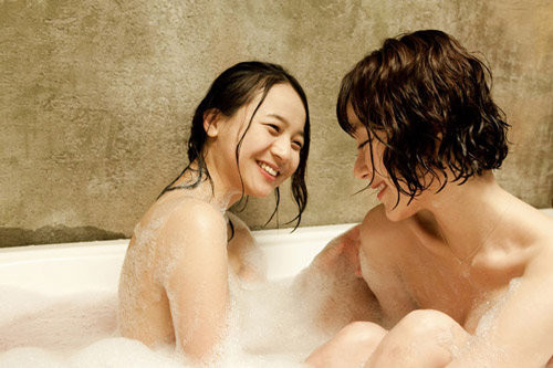 Bộ phim điện ảnh Hàn quốc “Life Is Peachy” dựa trên một câu chuyện tình yêu có thật ở ngoài đời về tình yêu đồng giới giữa hai cô bạn gái. Những rung động rất thật trong phim khiến người xem không nén nổi những tiếng thở dài. Tuy vậy, sau rất nhiều biến cố, hai cô gái Kang Ji Woo và Yoon Ji Woo đã chia tay nhau nhẹ nhàng.