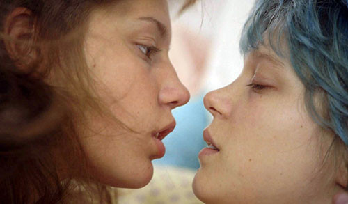 “Blue is the Warmest Colour” xoay quanh câu chuyện tình đồng tính nữ, những cảm xúc, đau khổ, hy vọng về mối tình trái chiều của hai người đàn bà. Đây là một trong những tác phẩm điện ảnh giàu cảm xúc nhất trong năm. Bộ phim đã chạm được cảm xúc nơi trái tim người xem theo cách rất tự nhiên và khán giả, khi rời khỏi rạp chiếu nhưng trong lòng vẫn còn nhiều vương vấn.