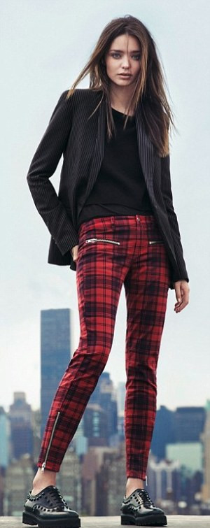Cá tính với vest kẻ sọc và quần ca rô kẻ thời thượng.