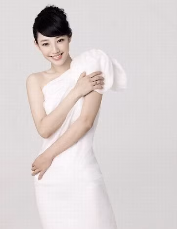 Trước vai diễn Hoàng Tiểu Tiên trong Thất tình 33 ngày, Bạch Bách Hà gần như một diễn viên không tên tuổi. Cô đã từng tham gia nhiều bộ phim nhưng chưa một lần được vào vai chính, vì vậy tên tuổi của cô gần như “chìm nghỉm”. “Thất tình 33 ngày” là một dấu mốc quan trọng trong sự nghiệp diễn xuất của nữ diễn viên xinh đẹp.