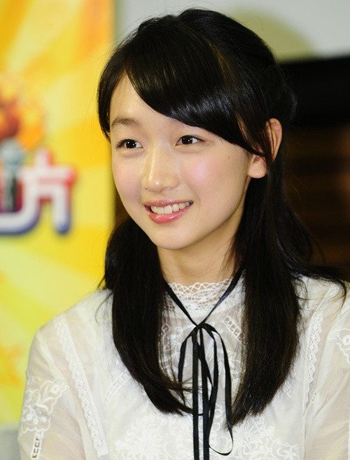 Mỹ nữ của Trương Nghệ Mưu, Châu Đông Vũ là một cơn gió mới mẻ thổi vào làng điện ảnh Trung Quốc, cô được biết đến với vai nữ chính Tĩnh Thu trong phim điện ảnh “Chuyện tình cây táo gai”. Gần đây, cô đã trở thành 1 trong Tân Tứ tiểu hoa đán (thế hệ 9x) cùng với Dương Tử, Lâm Diệu Khả và Từ Kiều.