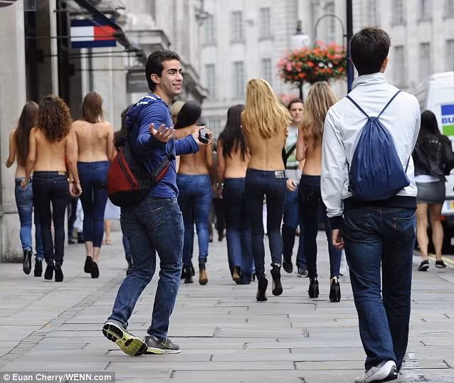 Người dân trên đường phố có vẻ rất hài lòng với màn quảng cáo này.