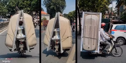 2 chiếc bồn tắm và 1 cái bồn cầu trên cùng 1 chiếc xe máy. 