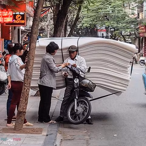 Bức hình này được chụp lại bởi một cặp đôi người Mỹ khi họ đến du lịch tại Việt Nam. Khi được đăng tải trên trang du lịch bụi, chúng đã thu hút khá nhiều bình luận thú vị của cư dân mạng.