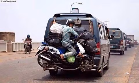 Thiếu chỗ ngồi trong xe, chàng thanh niên này phải mạo hiểm tính mạng của mình ở vị trí đuôi xe.