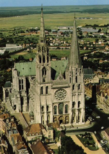 3. Nhà thờ Chartres: Nhà thờ được biết đến như nhà thờ Đức Bà Chartres. Đây là nhà thờ Thiên chúa giáo thời trung cổ của người Roman nằm ở Pháp. Phần lớn nhà thờ được xây dựng từ năm 1194 tới 1250 và vẻ đẹp của nó vẫn được bảo tồn đến ngày nay. Mặc dù vào thế kỉ 13, công trình kiến trúc Gothic này được trùng tu và có một số thay đổi nhỏ, nhưng nó vẫn giữ được kiến trúc cơ bản ban đầu. Đây là khu di tích hấp dẫn khách du lịch và vô số tín đồ Thiên chúa giáo.