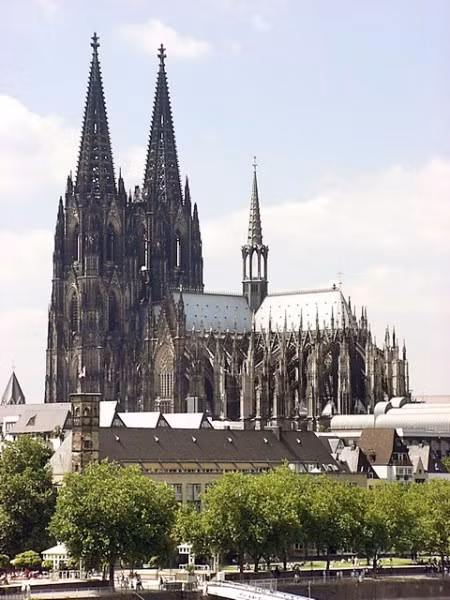 7. Nhà thờ Cologne: Nhà thờ được xây dựng từ năm 1248 tới năm 1473 và phần còn lại được hoàn thành vào thế kỉ 19. Thánh đường Cologne là nhà thờ Thiên chúa giáo của người Roma nằm ở Cologne, Đức. Công trình kiến trúc này là nhà thờ Gothic lớn nhất ở Bắc Âu với mặt tiền lớn nhất. Thiết kế của thánh đường này gần như dựa trên nhà thờ Amiens. Bên trong nhà thờ, cả bốn bức tường bao quanh đều vẽ các câu chuyên thánh và lắp đặt cửa kính màu.Nhà thờ có 5 quả chuông trong đó có quả St. Peter 24 tấn là nặng nhất. Nhà thờ được công nhận là Di sản thế giới vào năm 1996 và là điểm đến thu hút lượng khách du lịch đông nhất ở Đức.