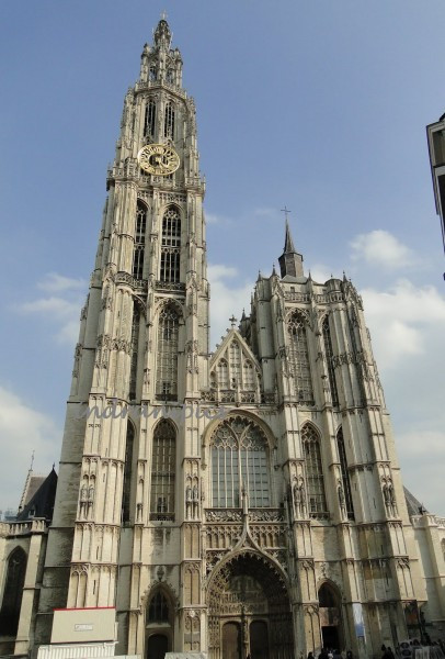 8. Nhà thờ Antwerp: Nhà thờ được biết đến như nhà thờ Đức Bà và là công trình kiến trúc Thiên chúa giáo Roman nằm ở Antwerp, Bỉ. Đây cũng là một trong những công trình kiến trúc Gothic nổi bật được xây dựng bắt đầu vào năm 1352 tới năm 1521, tuy nhiên nó vẫn chưa được hoàn thành. Nhà thờ Antwerp có nhiều tác phẩm của Peter Paul Rubens cũng như những họa sĩ như Otto van Veen, Jacob de Backer và Marten de Vos. Nhiều người không biết rằng nhà thờ bị tàn phá do chiến tranh vào năm 1533, nên nó vĩnh viễn không được hoàn thành.