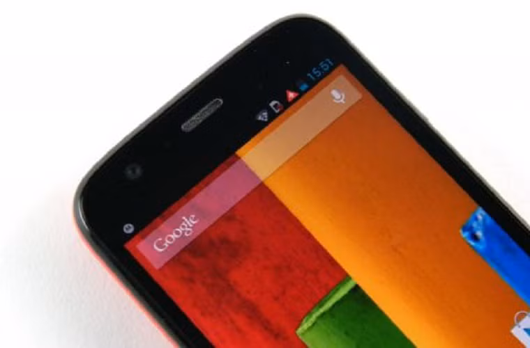 Giờ đây, chiếc smartphone giá rẻ Moto G đến từ Motorola đã có thêm update Android Kitkat mới nhất, giúp chiếc điện thoại trở nên hấp dẫn với nhiều người dùng hơn. Thiết bị 4.5 inch 720p này có giá khoảng 3,6 triệu không kèm hợp đồng sở hữu chip Snapdragon 400 1.2Ghz cùng 1Gb RAM.