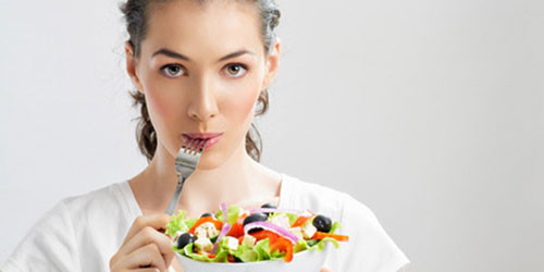 5. Người nếm thức ăn: Đây là cách phổ biến mà các vị hoàng đế dùng để tránh bị hạ độc. Những người nếm thức ăn này phải thử ăn hoặc uống những thức ăn được dâng lên vua. Nếu người nếm thức ăn ốm hay chết, thì thức ăn bị cho là nhiễm độc.