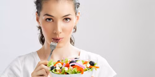 5. Người nếm thức ăn: Đây là cách phổ biến mà các vị hoàng đế dùng để tránh bị hạ độc. Những người nếm thức ăn này phải thử ăn hoặc uống những thức ăn được dâng lên vua. Nếu người nếm thức ăn ốm hay chết, thì thức ăn bị cho là nhiễm độc.