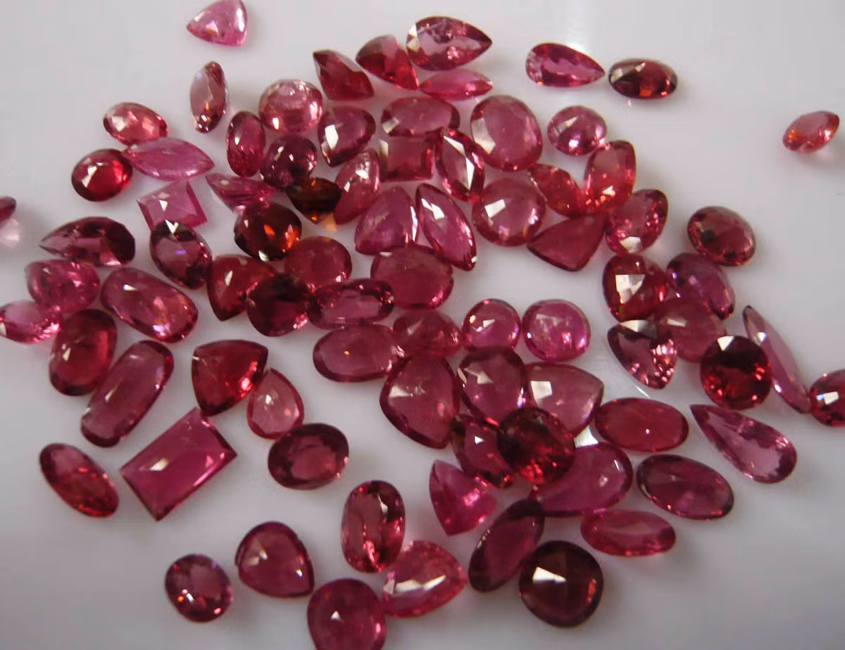 1. Đá quý : Nhiều loại đá quý được tin là có tác dụng trung hòa các loại chất độc.