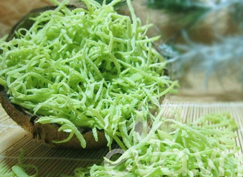 Mứt dừa mang màu xanh và vị thanh của trà, ai ăn cũng phải mê