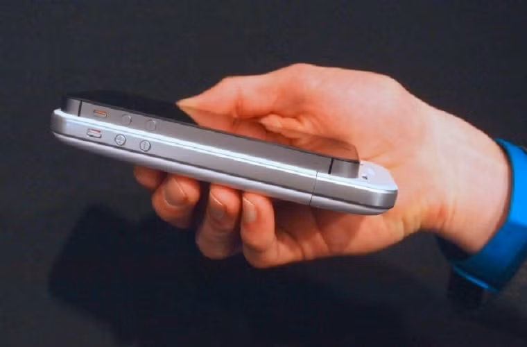 Khi sử dụng smartphone nói chung và iPhone nói riêng, người dùng sẽ đối mặt với 2 nguy cơ sẽ hạn chế những trải nghiệm tuyệt vời: hết pin và hết bộ nhớ. Thật may, sản phẩm Space Pack đến từ Mophie sẽ khắc phục được đồng thời cả 2 nhược điểm lớn này. Được phát triển từ sản phẩm Juice Pack trước đó, sản phẩm vẫn cho phép tăng gấp đôi thời lượng pin sử dụng trên iPhone, đồng thời cho phép mở rộng thêm từ 16 đến 32Gb dung lượng bộ nhớ.